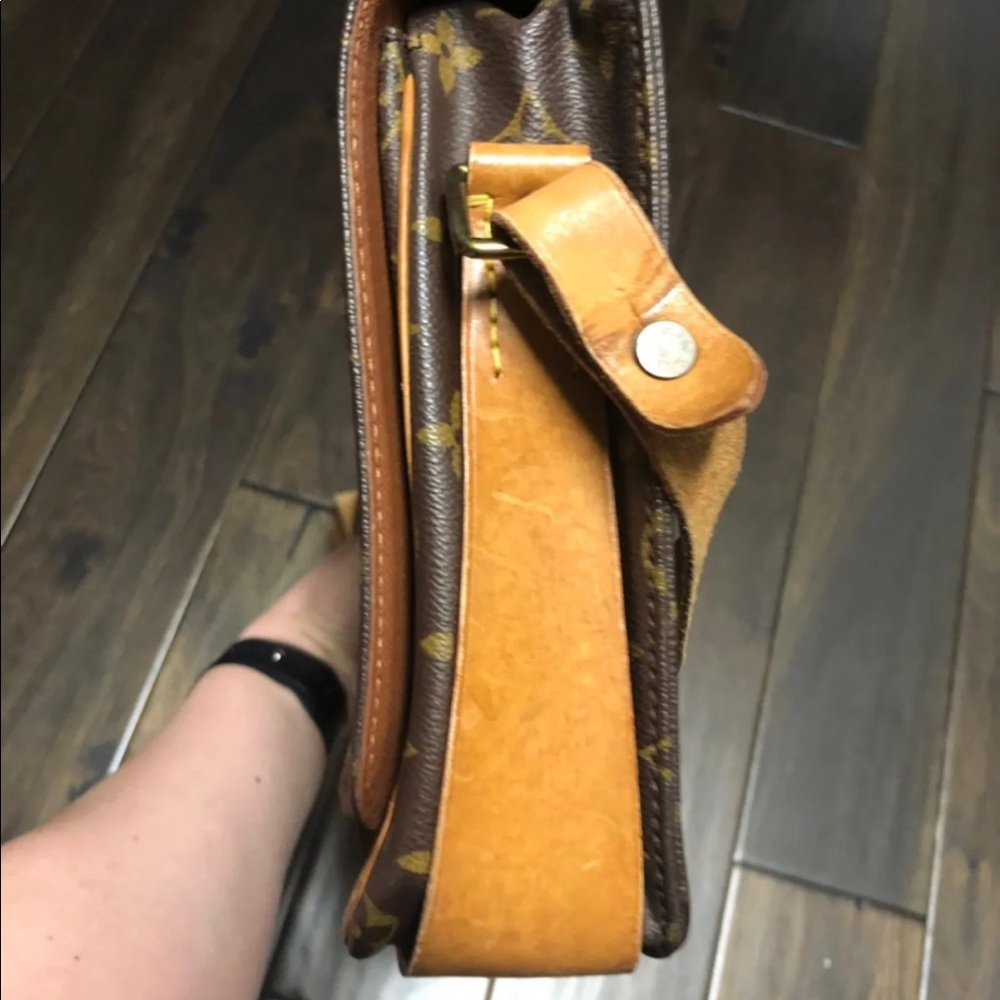Louis Vuitton Crossbody - Picture 4 of 6
